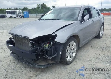 2013 Chrysler 200 Lx z USA, uszkodzony, nr VIN 1C3CCBAB6DN640744